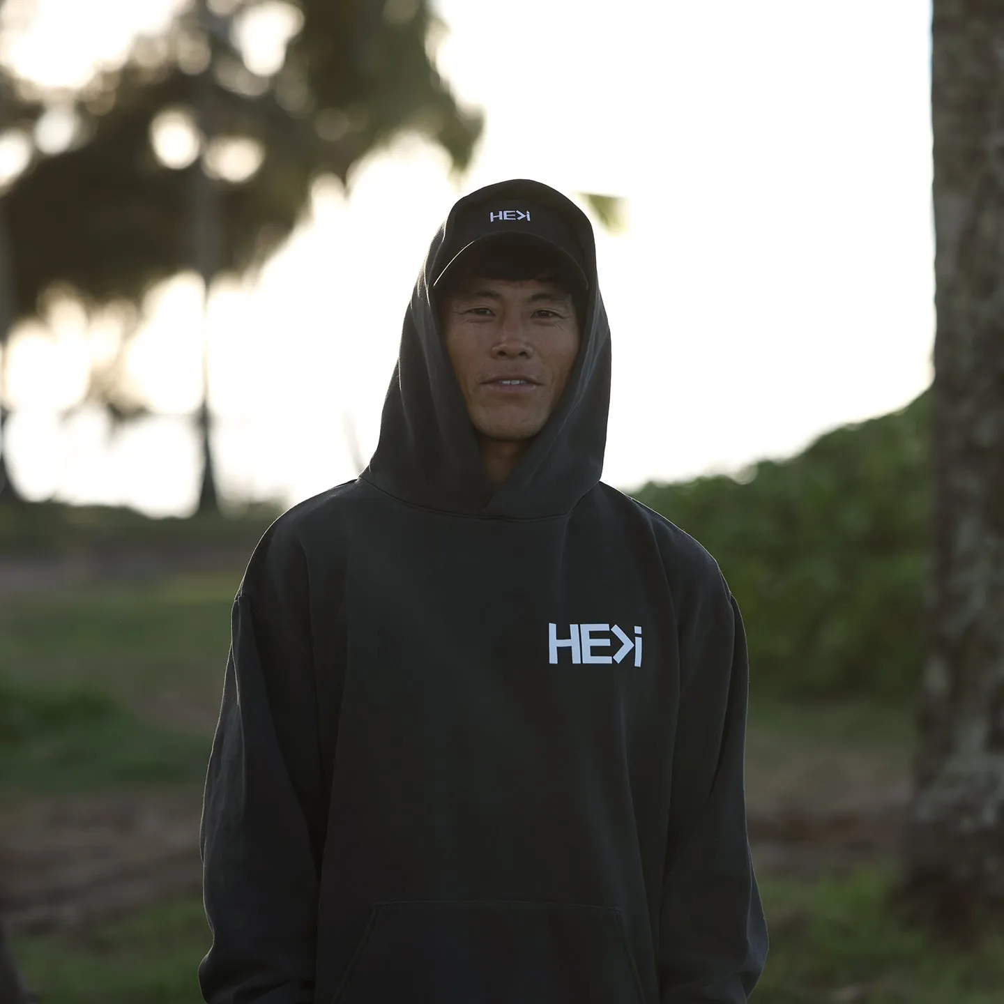 LOGO PULLOVER HOODIE IN PIGMENT BLACK